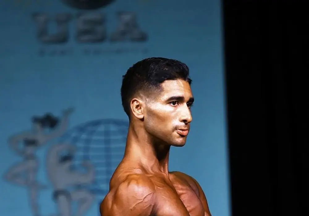 Alexzander Rodriguez on stage at a bodybuilding competition